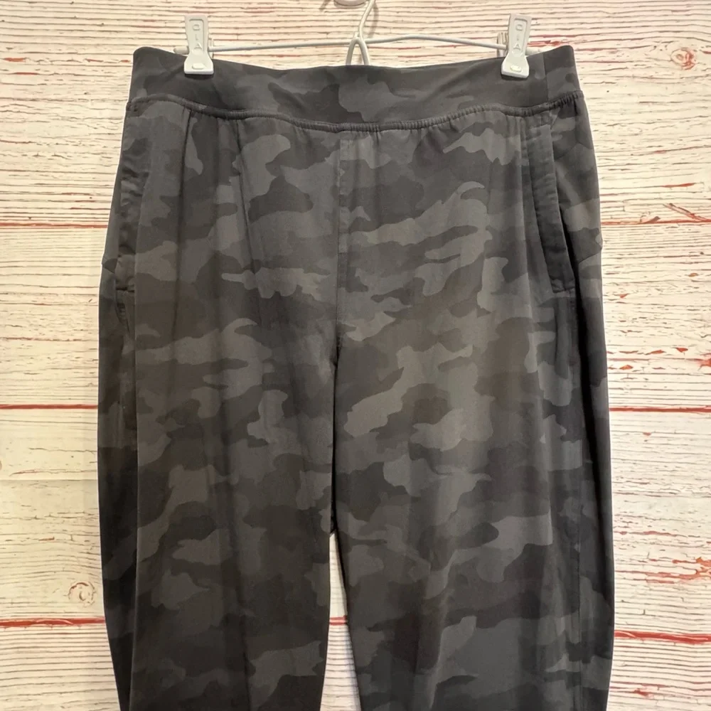 Lululemon Adapted State Jogger 28" in Heritage 365 Camo Deep Coal Multi Sz 10 - Picture 5 of 15